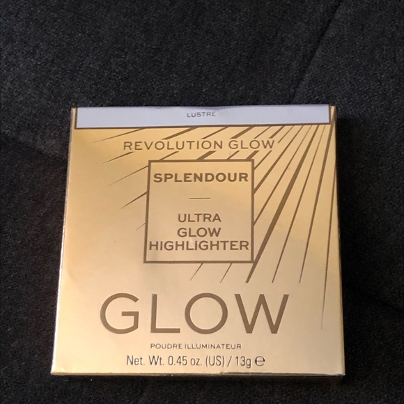 Revolution Glow Lustre 🖤 - Picture 6 of 9